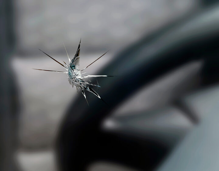 飛び石によるフロントガラスのヒビ｜修理・交換の判断基準｜小島自動車ガラスの画像