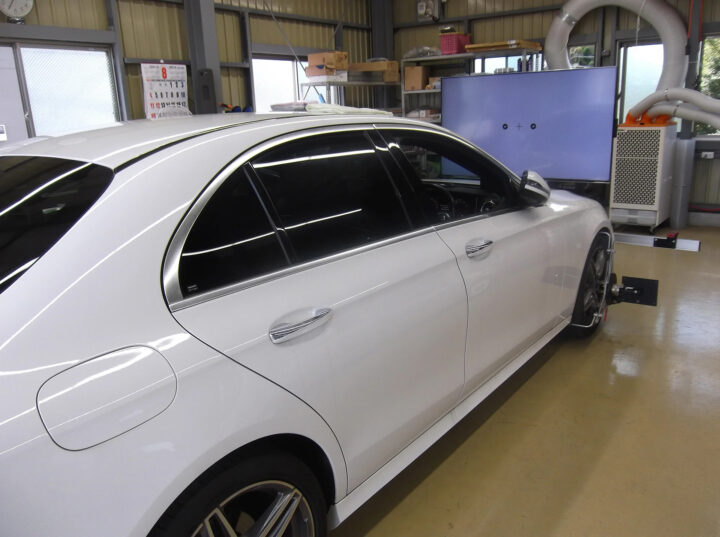 ASV・ADAS搭載車のエーミング・カメラ校正なら｜輸入車もOK｜埼玉の小島自動車ガラスの画像